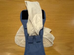 袋の開口部を開く