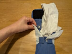 上のボタンを留める