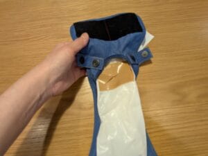 お尻部分の穴に袋を通す