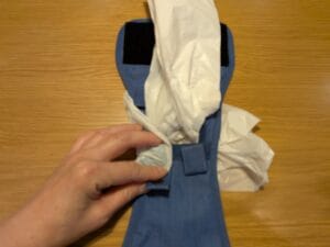 下からボタンを留めていく